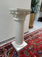 elegante römische Dekosäule / Blumensäule – stilvoller Blick