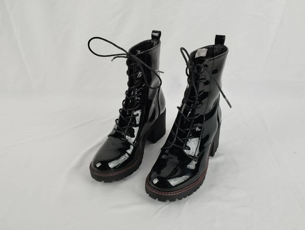 Rainbow Chaussures femmes: RAINBOW Stiefel Gr. 37 Lackoptik – D'occasion à Schübelbach par Restwert_Schubelbach