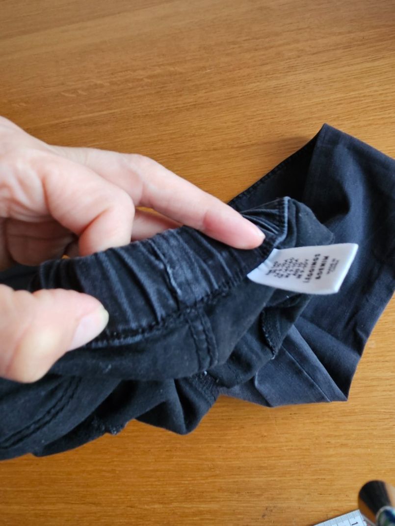 H&M Hosen: Schwarze Jeans mit engem Gummibund, Grösse 140 – Gebraucht aus Staffelbach von Frisco77 3