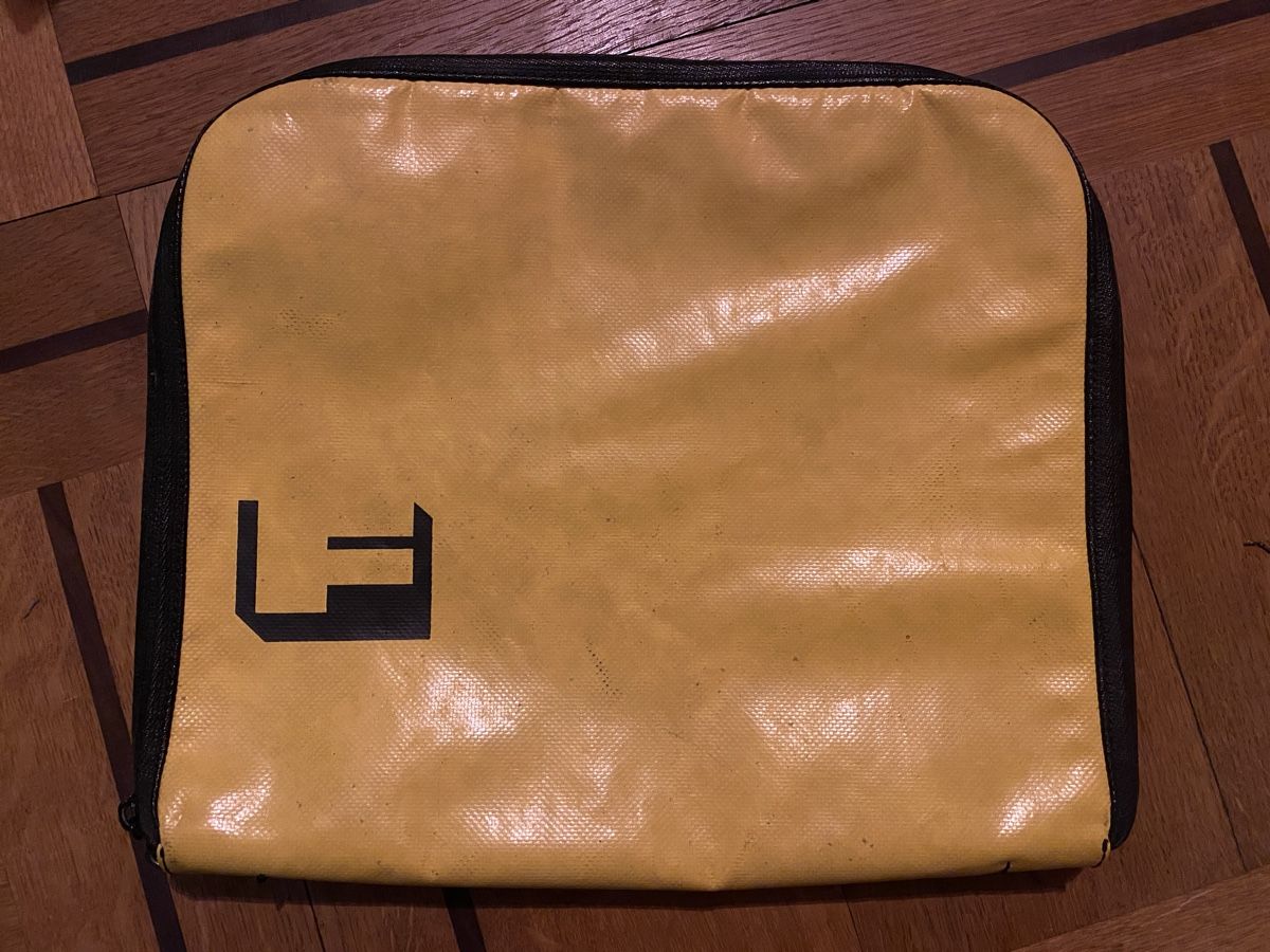 Freitag Borse: FREITAG Playcrew FIRST RUN Laptop Tasche / 28cm x 26cm – Usato da Bern venduto da Morten_Stengaard
