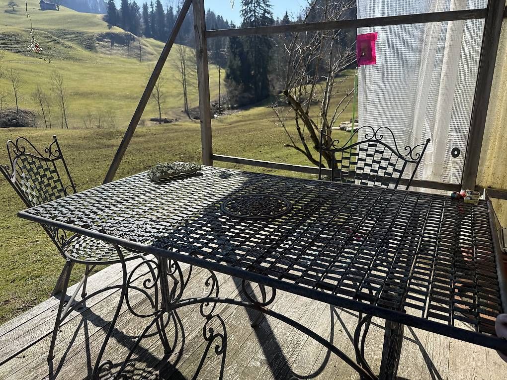 Set di tavolo e panche: Gartentisch aus Eisen mit passenden 4 Stühlen – Usato da Schwellbrunn venduto da Magdalena888 1
