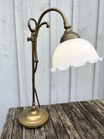 Alte Tischlampe mit Glasschirm