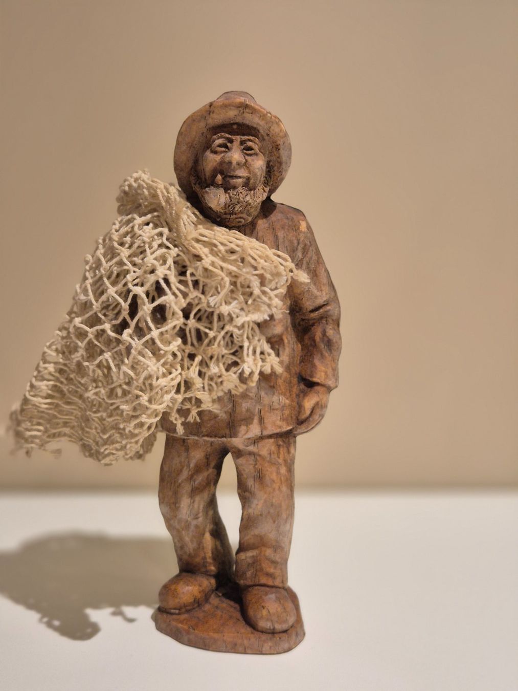 Figurines: Mann mit Netz, Holzfigur – D'occasion à Dietikon par grafad