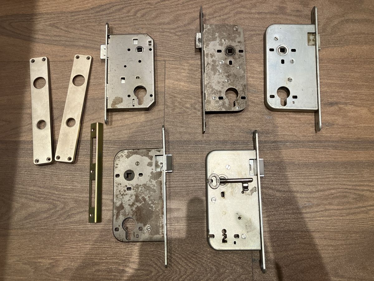 Spine: Diverse Einsteckschlösser und Zubehör – Usato da Willisau venduto da son_lq7g