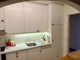 Küche gepflegt, weiss komplett mit Miele Geräten