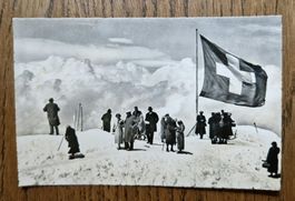 Menschengruppe, Schweizerfahne, Plateau Jungfraujoch 1954