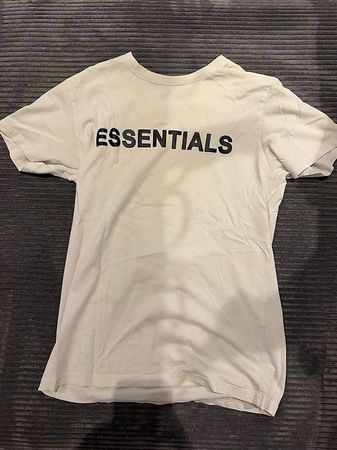 Essentials T-Shirt creme/off-white  Gr. M