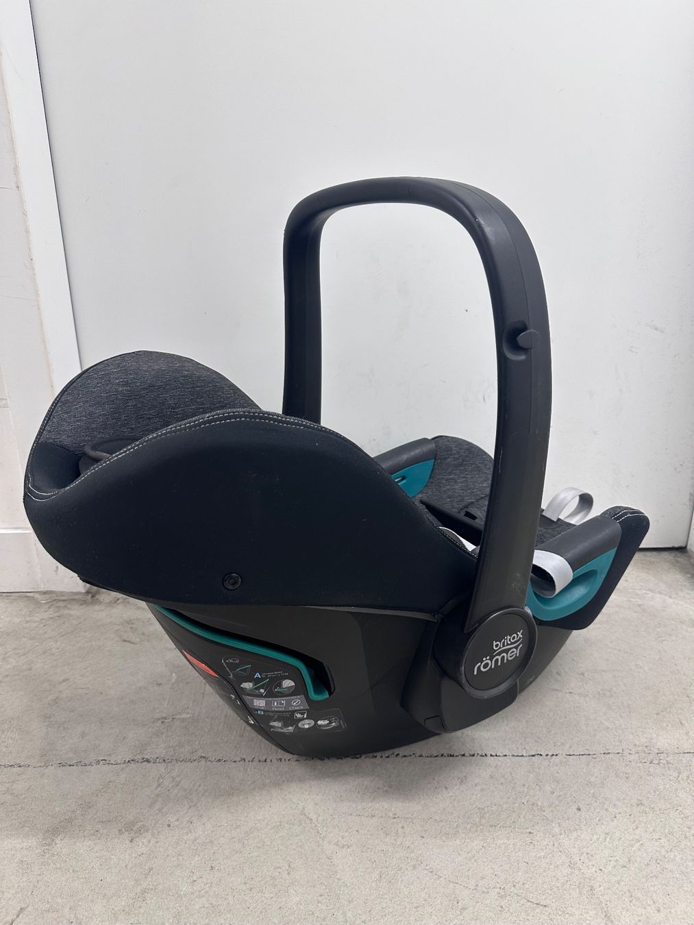 Britax Römer Seggiolini per auto: Römer Baby Safe3 i-Size graphite marble – Usato da Zürich venduto da adamv 2