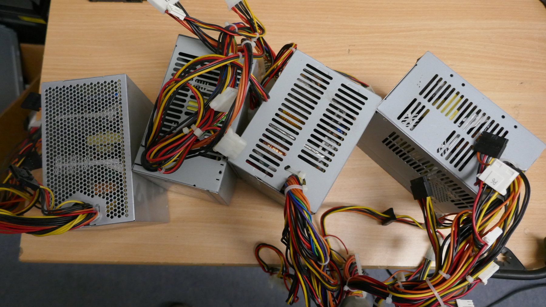 PC: Vier alte PC Netzteile – Usato da Wenslingen venduto da FairlightCMI 1