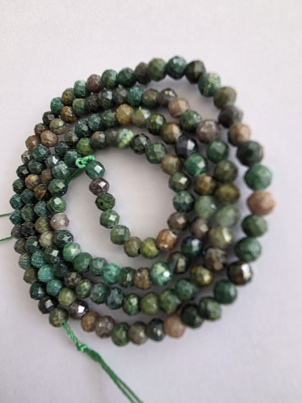 Minerali & Pietre curative: Smaragd (Emerald)facettiert ca. 3mm.  Strang – Nuovo e nell'imballaggio originale da Menziken venduto da Mirager 2