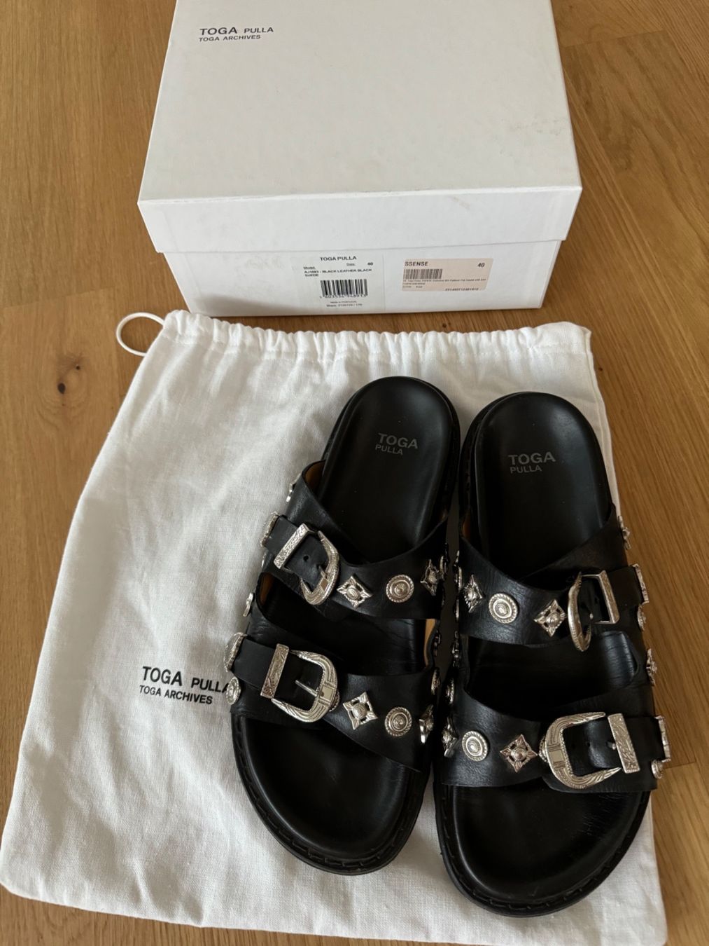 Scarpe da uomo: Toga Pulla Black Two Buckle Charms Sandals – Usato da Klingnau venduto da Vdado 5