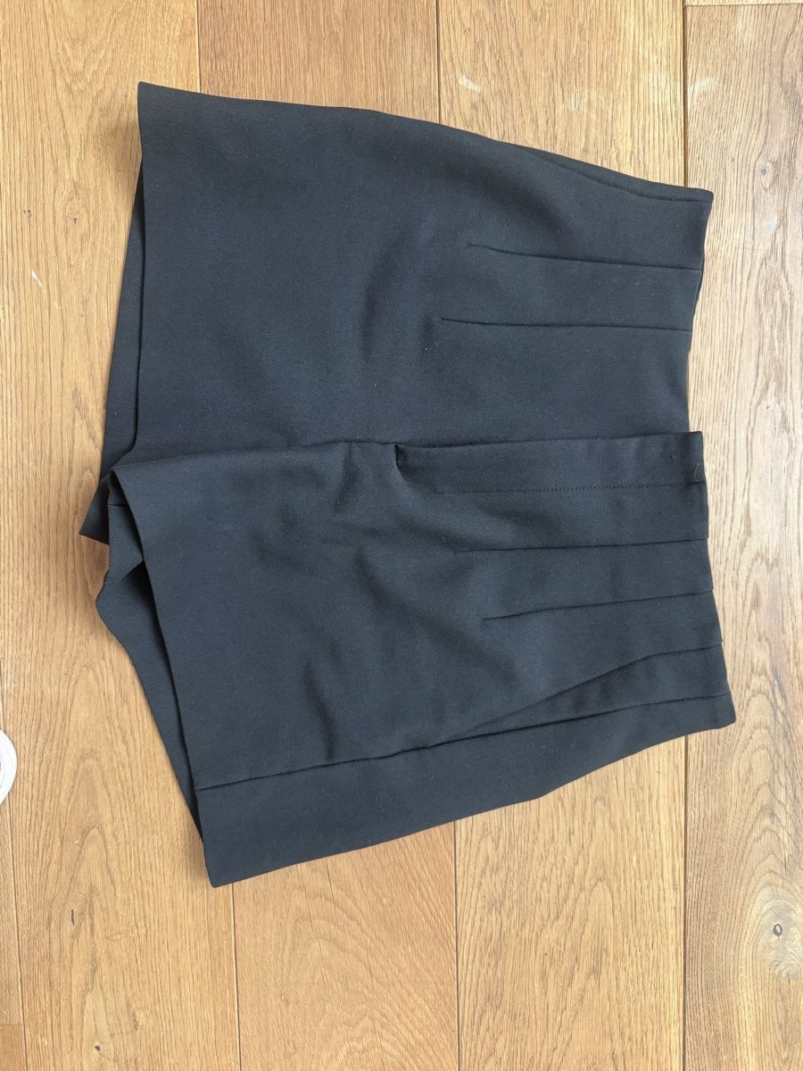 Zara Pantalons: ZARA SCHWARZE SHORTS EU S – D'occasion à Goldach par jil_vnd8