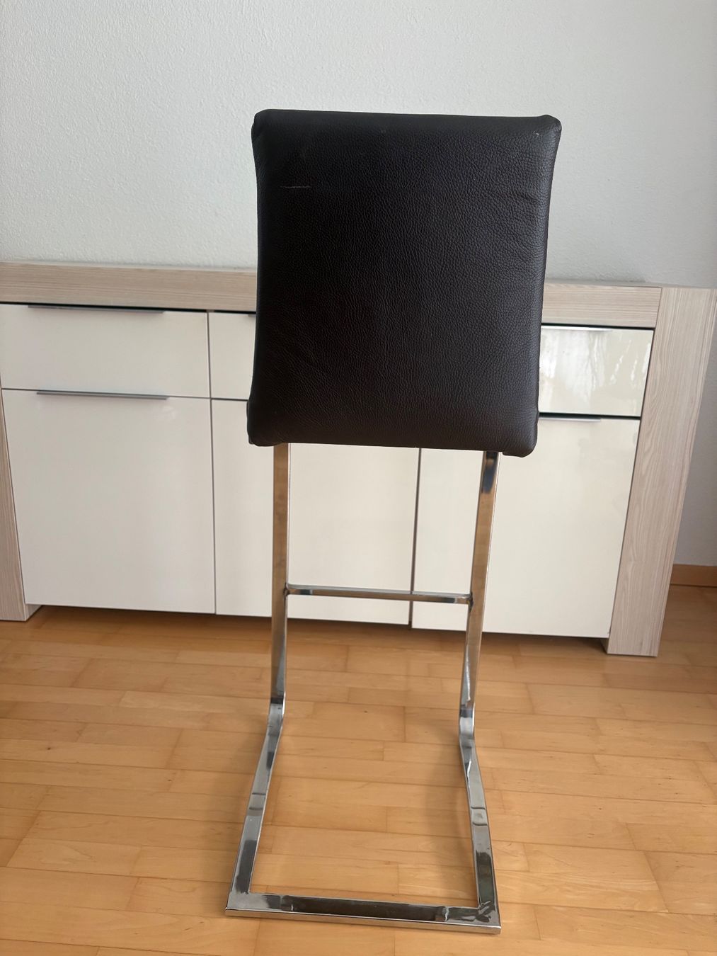 Sgabelli: 3 elegante Barstühle aus Leder – Usato da St. Gallen venduto da Medinax 3