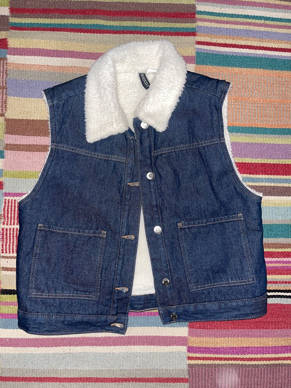 H&M Gilet & Giacche senza maniche: H&M Divided Jeansweste mit Teddyfutter – Nuovo e nell'imballaggio originale da Biel/Bienne venduto da Meersalz01