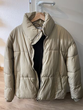 Bershka Winter Jacke, Beige, Gr. M - Ideal für kalte Tage!