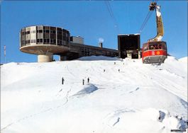 Laax GR // Luftseilbahn Crap Sogn Gion rote Gondel Winter