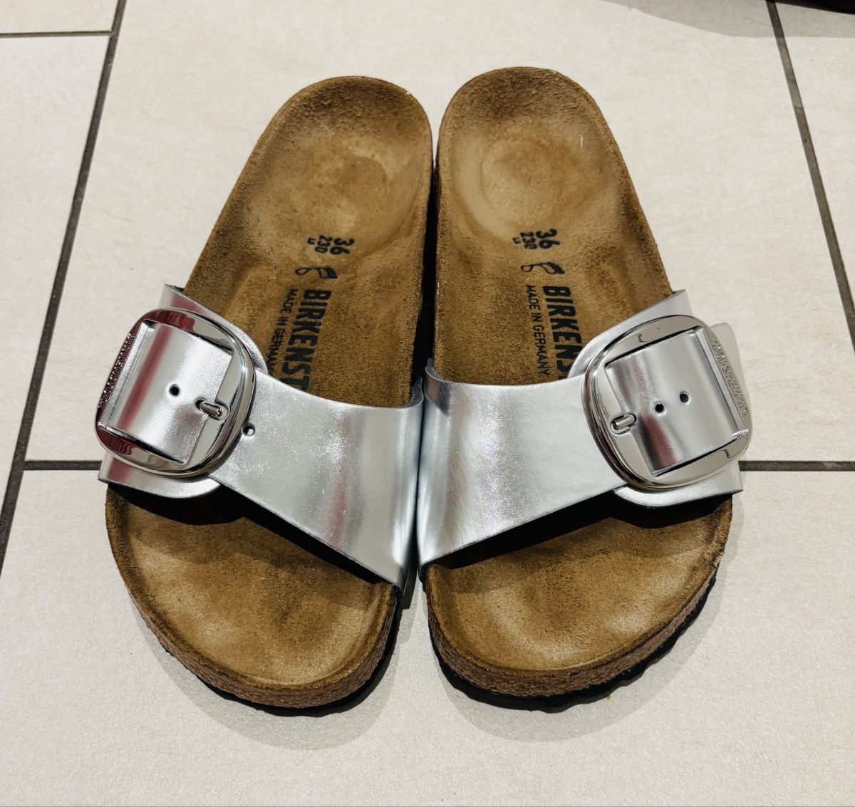 Birkenstock Scarpe da donna: Birkenstock, Madrid Big Buckle, metallic silver – Usato da Küssnacht am Rigi venduto da michimove