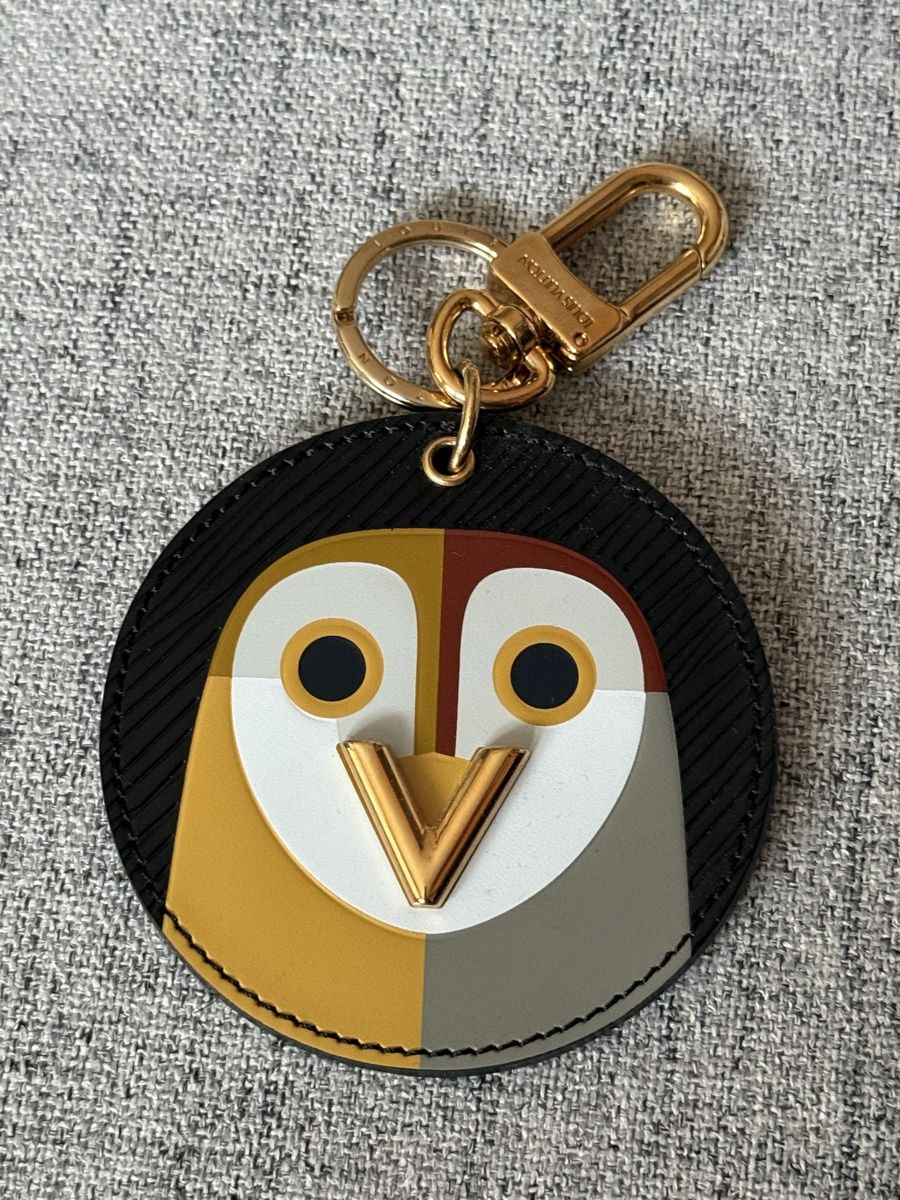 Louis Vuitton Portachiavi: Louis Vuitton Night Owl Bagcharm – Usato da Liestal venduto da Joslie_mc