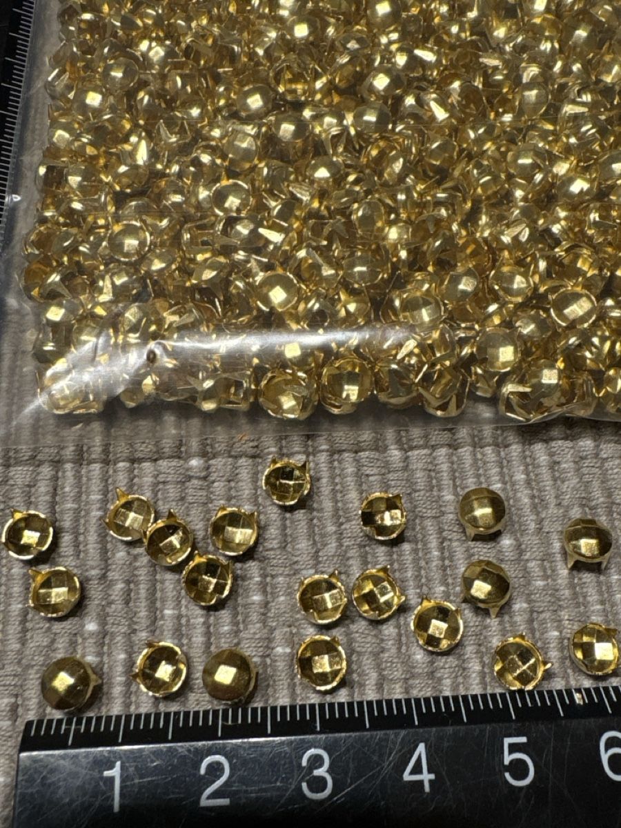 Perle (finte): Nieten gold farbig 70 gramm – Nuovo (secondo la descrizione) da Rümlang venduto da SchumBru10 1