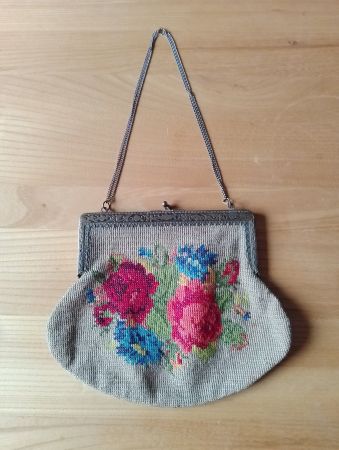 Antikes Jugendstil-Täschli bestickt mit Rosen, ungefüttert