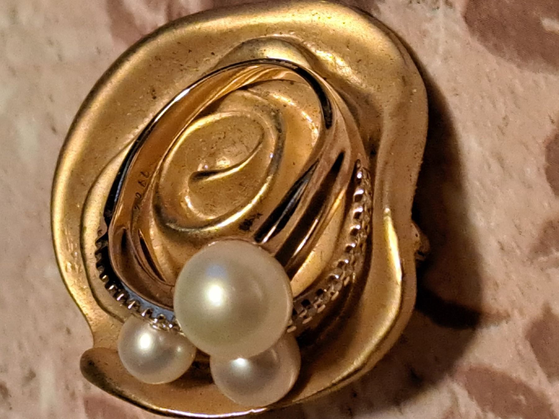 Anelli: Goldring mit Süsswasserzuchtperlen             und Diamanten – Usato da Bellach venduto da cocco27 4