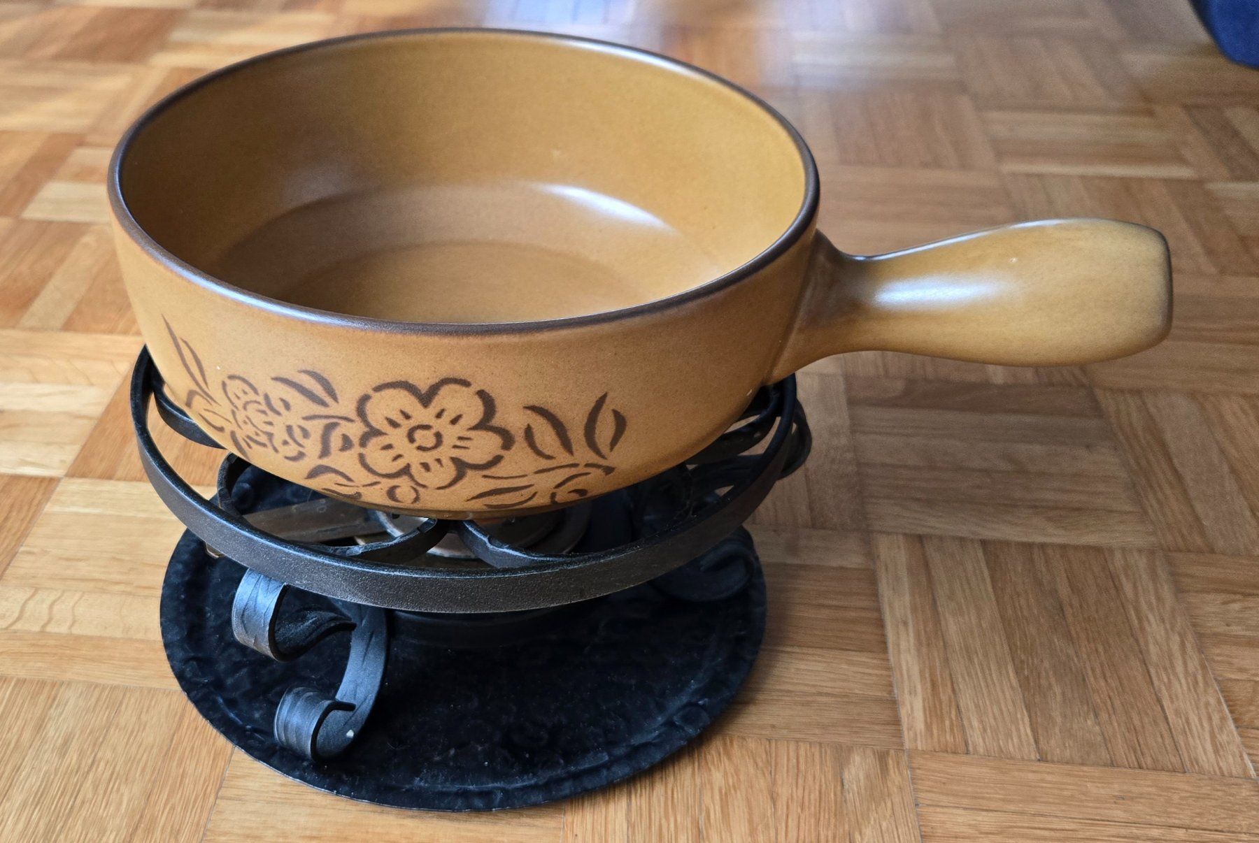 Padelle: Fondue Caquelon Keramik mit Gestell und Brennergehaeuse – Usato da Adlikon b.Regensdf venduto da YvZi