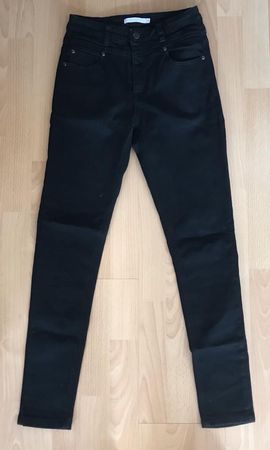Jeans schwarz mit 3 Knöpfen