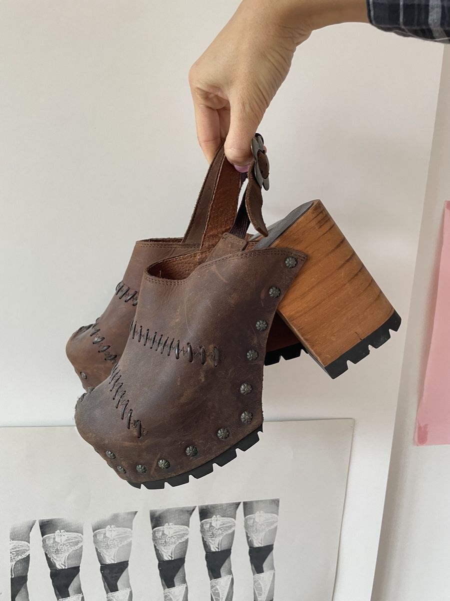 Scarpe da donna: Braune Holz Clogs mit Absatz, Grösse 40 – Nuovo (secondo la descrizione) da Basel venduto da Millennski