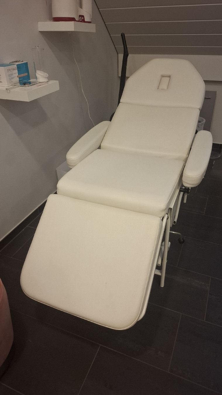 Lettini & sedie per cosmetici: Kosmetikliege weiss  – Usato da Gossau SG venduto da zor_k6yd 1