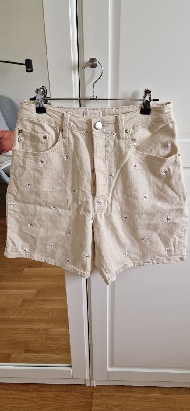 Jeans: LeGer Jeanshort beige Blümchen 40 – Nuovo (secondo la descrizione) da Zürich venduto da c.line89