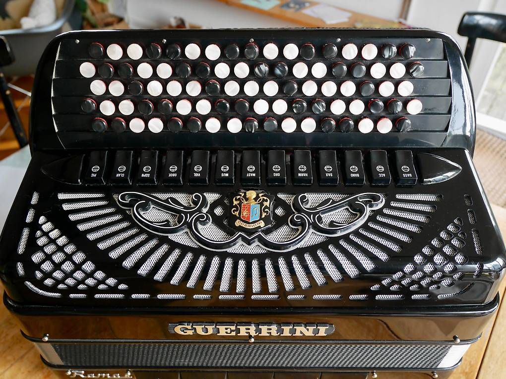 Strumenti musicali: Akkordeon Guerrini – Usato da Winterthur venduto da Molinam 1
