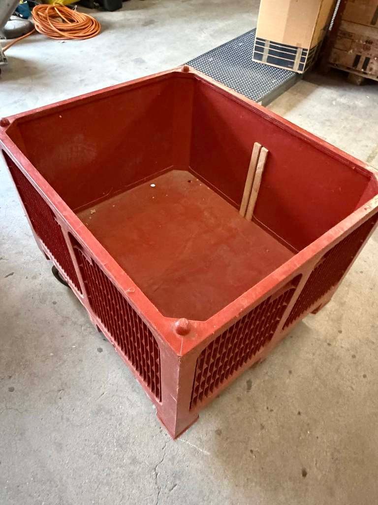 Behälter & Ähnliches: Grosser roter Kunststoffbehälter mit Roller – Gebraucht aus Chur von Feschtland 6