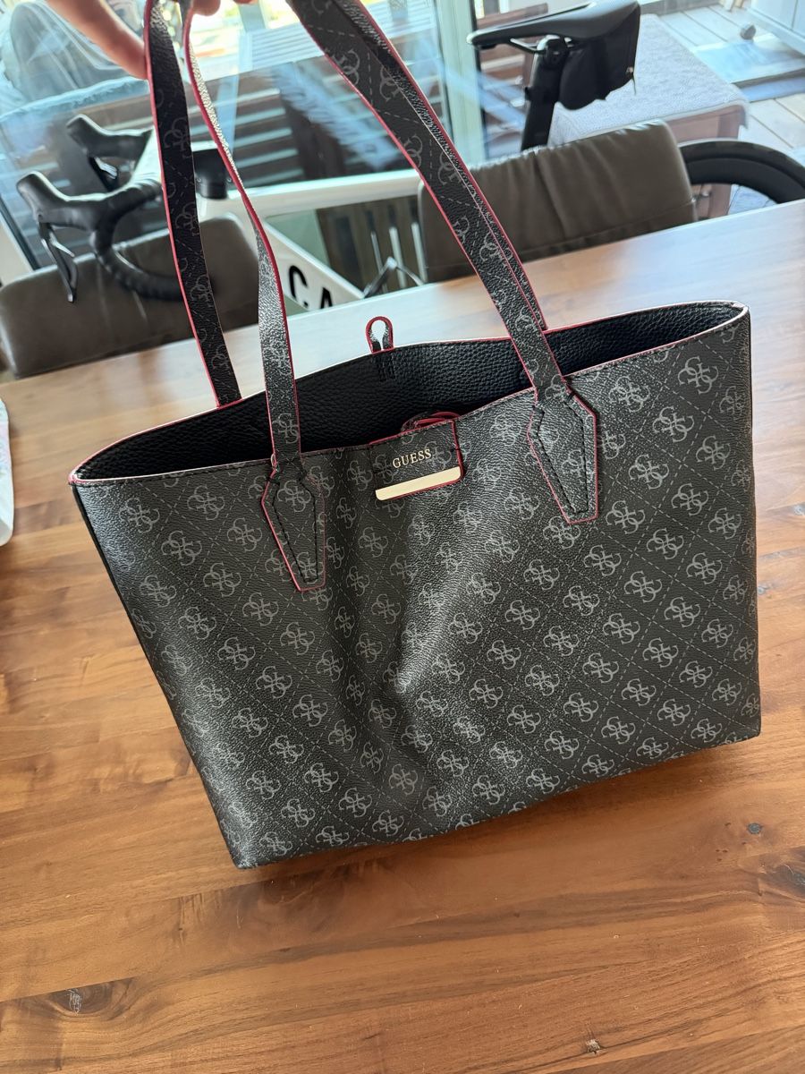 Guess Borse da donna: Guess Handtasche Wendetasche Grau/Schwarz – Usato da Pratteln venduto da sponiin