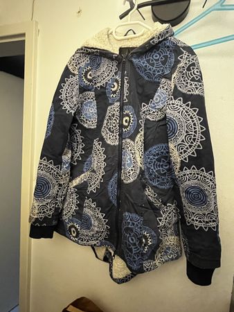 Jacke mit Kapuze gemustert Grösse 38 gefüttert