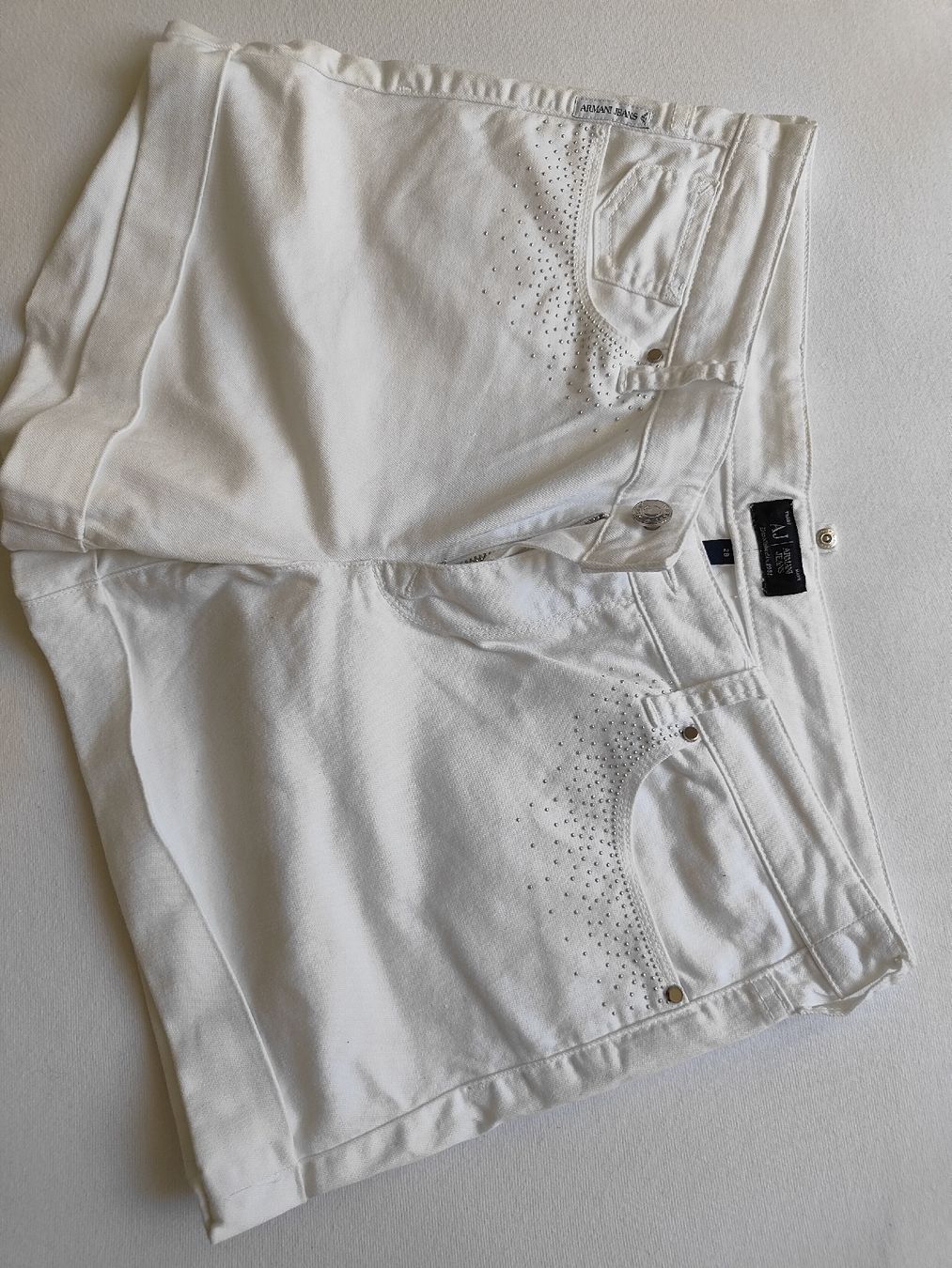 Armani Pantaloni: Short blanc Armani Exchange taille 28 - État impeccable! – Nuovo (secondo la descrizione) da Biel/Bienne venduto da Edi5Roli3 3