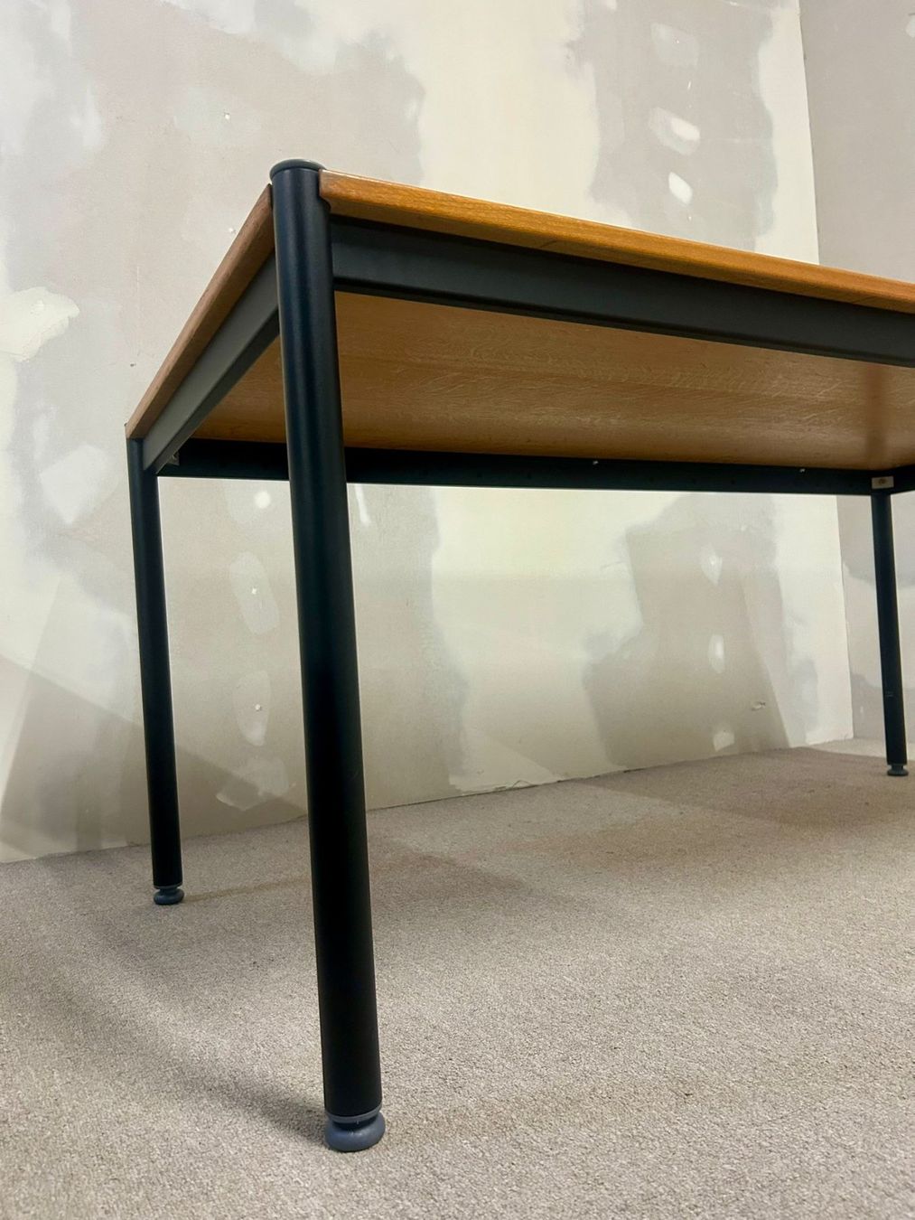 Tavoli: Robuster Tisch mit Stahlrahmen, Bürotisch im USM Stil – Usato da Rickenbach ZH venduto da Insider-Boerse 7