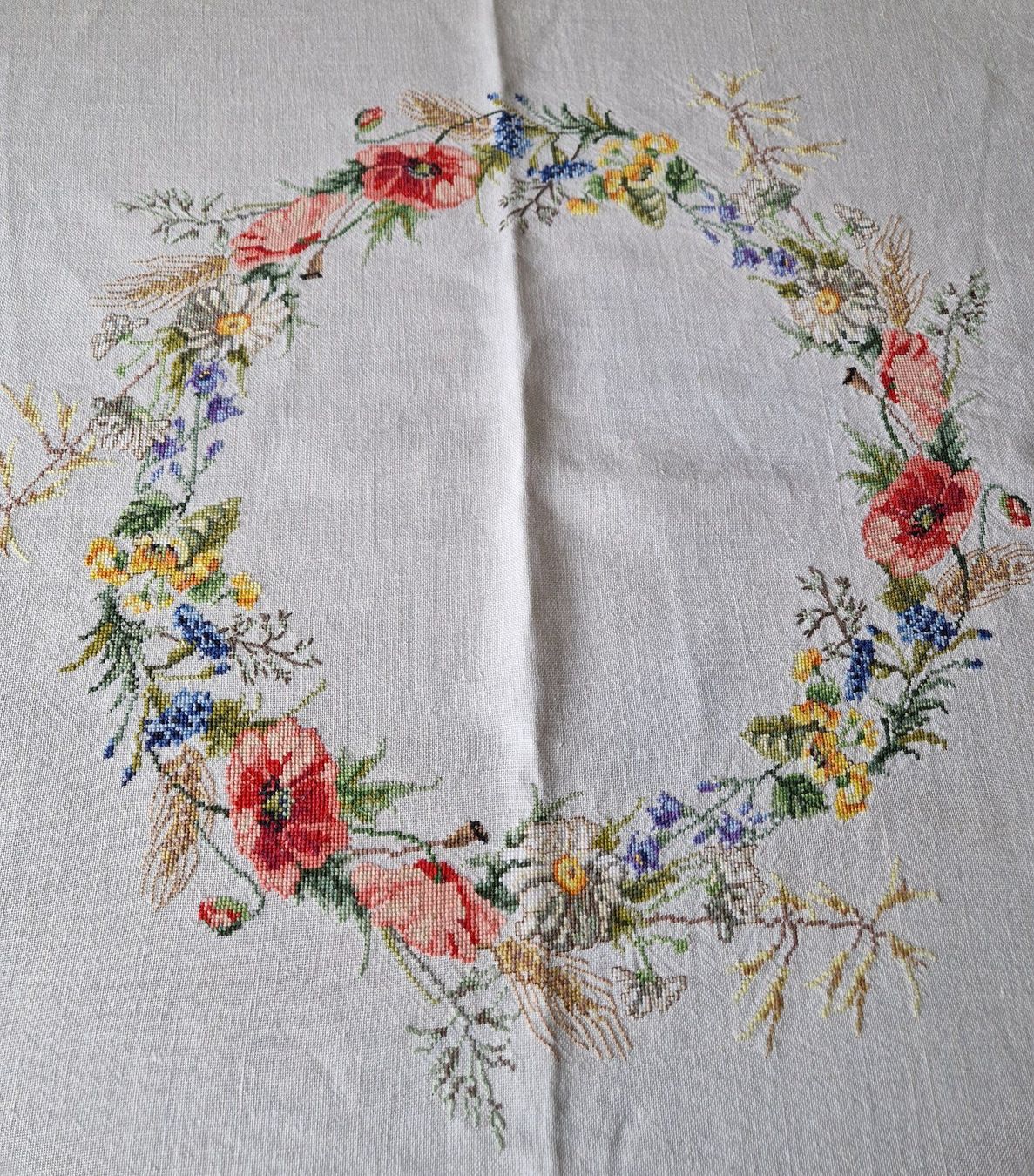 Altra biancheria da tavola: Handbestickte Tischdecke mit Mohnblumen 135x135cm. – Usato da Bern venduto da Antikbatik 1