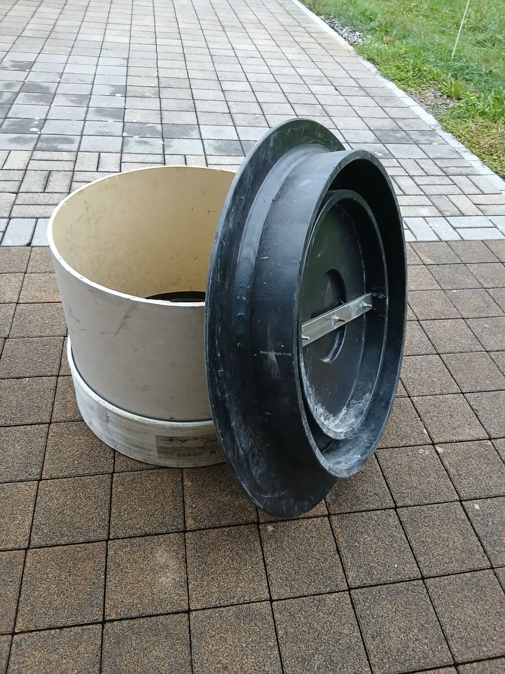 Stagni & Fontane ornamentali: Schachtring und Schachtdeckel – Usato da Freienbach venduto da Suurer 1