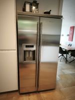 Großer Side-by-Side Kühlschrank aus Edelstahl – läuft