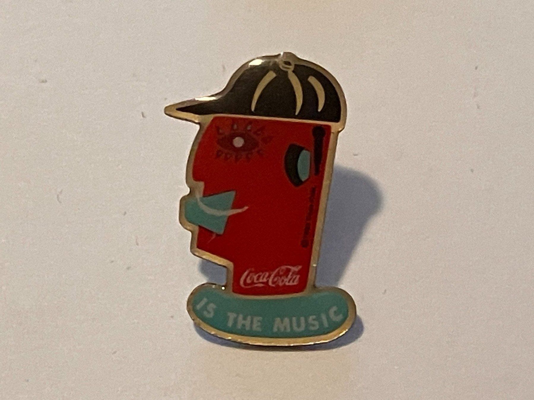 Placchette & Badge: 1 Pin Coca Cola - is the music – Usato da Basel venduto da djwwpp