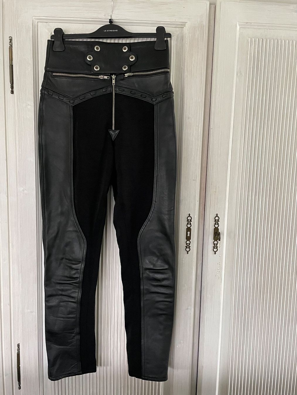 Pantaloni: Figurbetonte, moderne Motorrad-Lederhose Gr. S – Usato da Au ZH venduto da fortschreiter 1