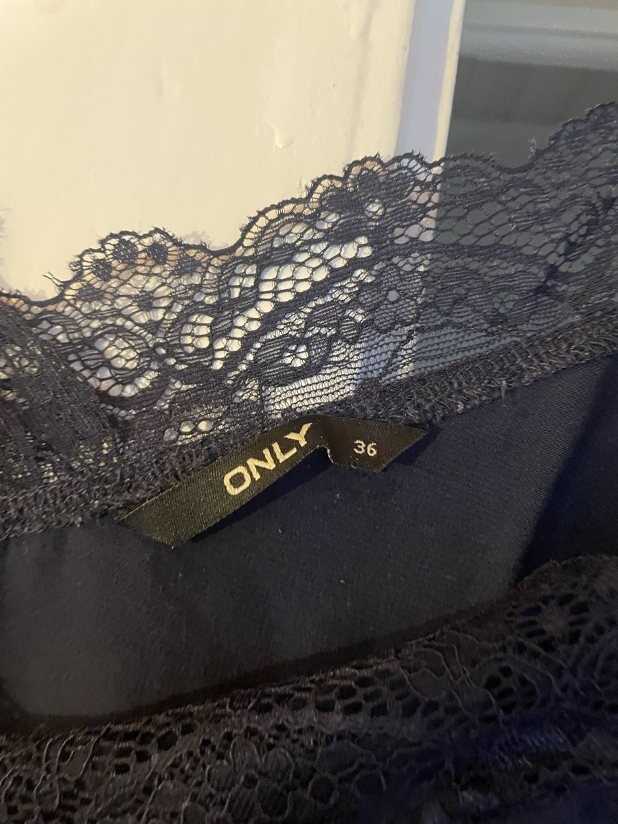 Only Top: Top dentelle bleu marine – Usato da Les Breuleux venduto da nin_9msn 1