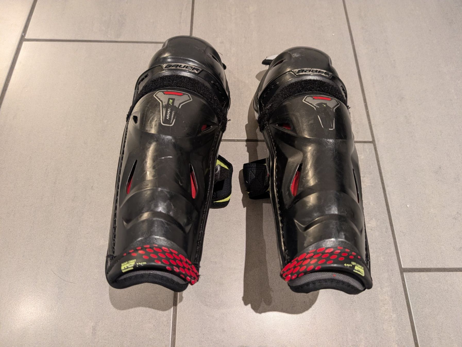 Bauer Protezioni & Imbottiture: *** Bauer Hyperlite Schienbeinschohner - Grösse 12 *** – Usato da Wollerau venduto da R3D3X3