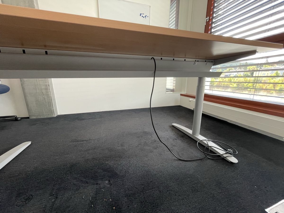 Scrivanie: Bürotisch höhenverstellbar Bucheoptik – Usato da Liestal venduto da RaFlo2207 5