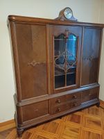 Antiker Holzschrank mit Vitrine und mech. Uhr mit Schlüssel