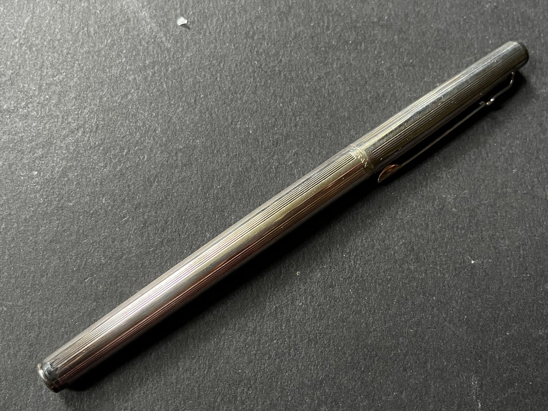 Caran D'Ache Penna & Evidenziatori: Caran d’Ache Tintenroller versilbert - selten – Nuovo e nell'imballaggio originale da Zürich venduto da FV.vintage 3