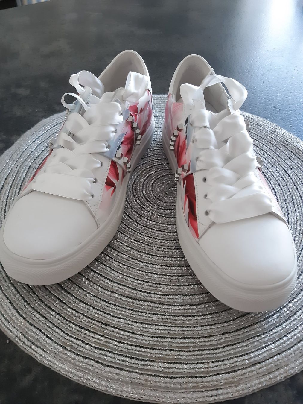 Kennel + Schmenger Scarpe da donna: Damenschuhe weiss mit Blumen Kennel + Schmenger – Usato da Wettingen venduto da beahu
