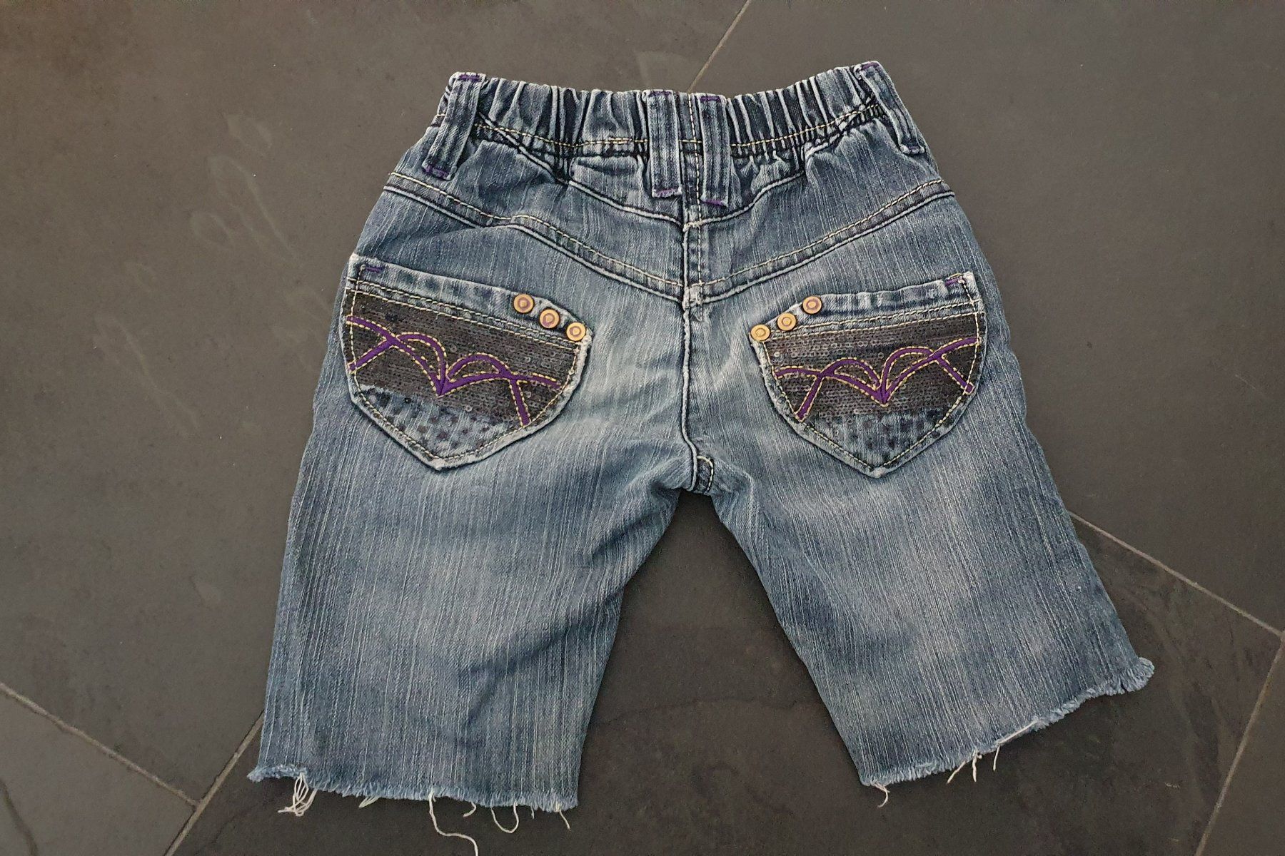 Pantaloni: ++ kurze Hose / Jeans ++ Gr. 104 / 110 ++ – Usato da Chur venduto da aladin_04 1