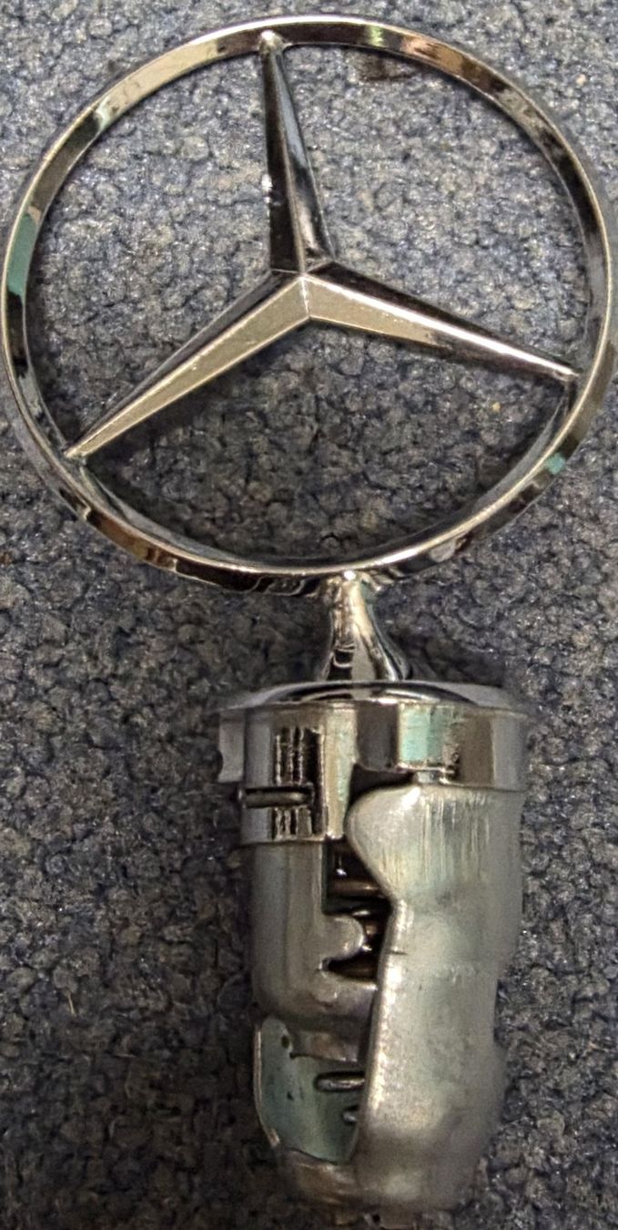 Mercedes-Benz Tutti pezzi di ricambio auto: Mercedes Stern Emblem mit Halterung  – Usato da Heimberg venduto da cinderella13