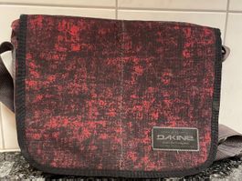 DAKINE Umhängetasche in schwarz/rot
